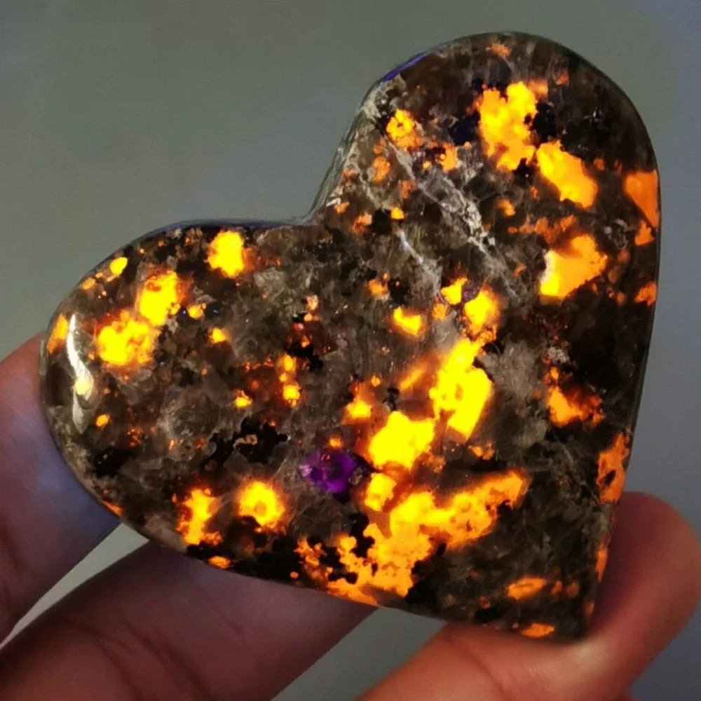 Glowing Yooperlite Heart Crystal | UV Reactive Healing Stone | Chakra Energy Spiritual Decor